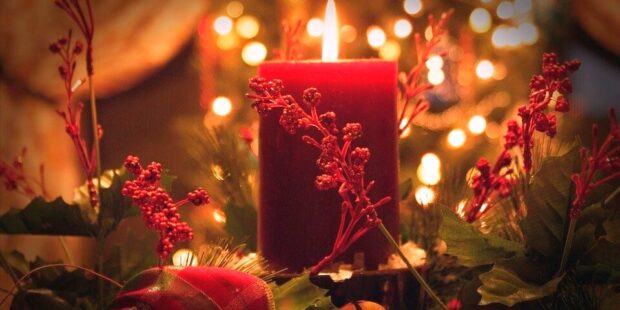 brennende Kerze im Advent